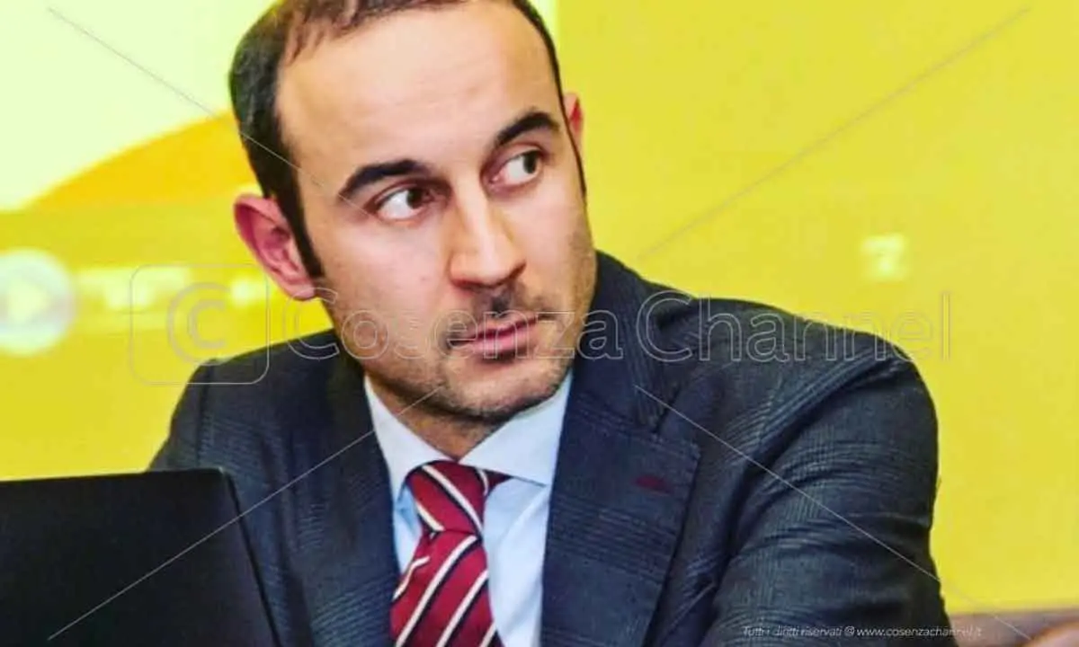 Cosenza, deflagra il caso-Turco. La minoranza: «Squallore politico, istiga alla violenza»