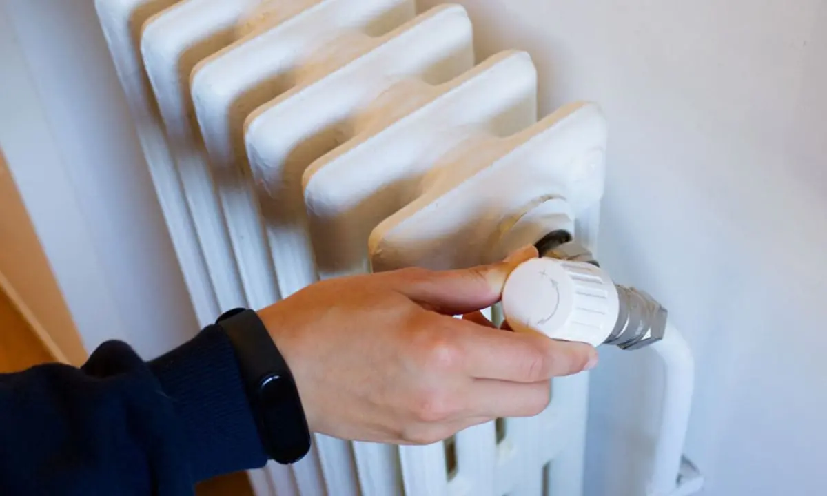 Gas e riscaldamento, regole termosifoni: temperatura e orari