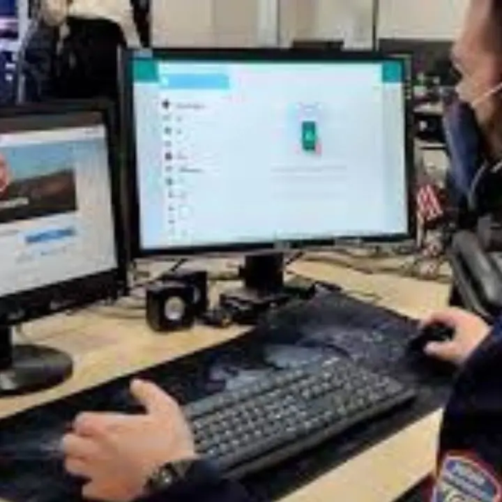 Pedopornografia, scambiavano materiale via chat: tre arresti. C'è anche un calabrese