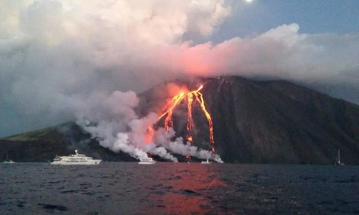 Erutta Stromboli, lava fino al mare: è allerta arancione