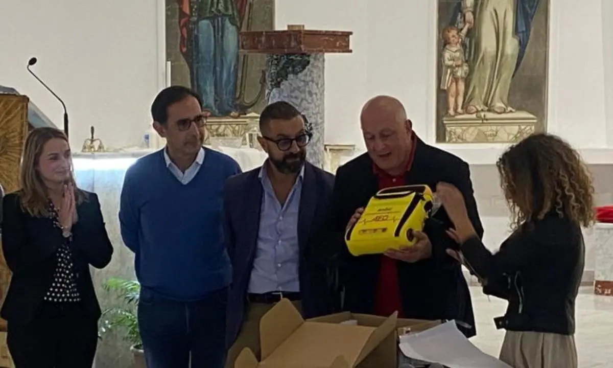 Castrolibero, \"Anche noi siamo utili\" dona un defibrillatore alla comunità. Parla Luana Bruno Bossio