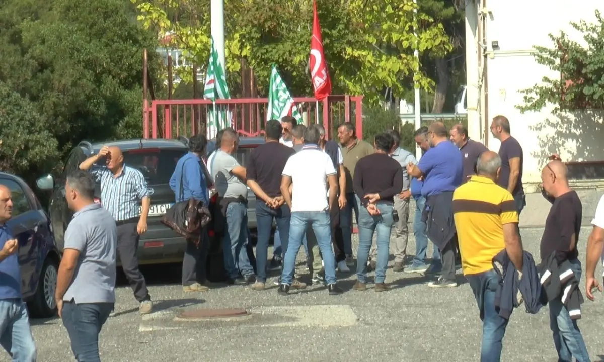 Trebisacce, prosegue la protesta dei lavoratori del Consorzio di bonifica | VIDEO