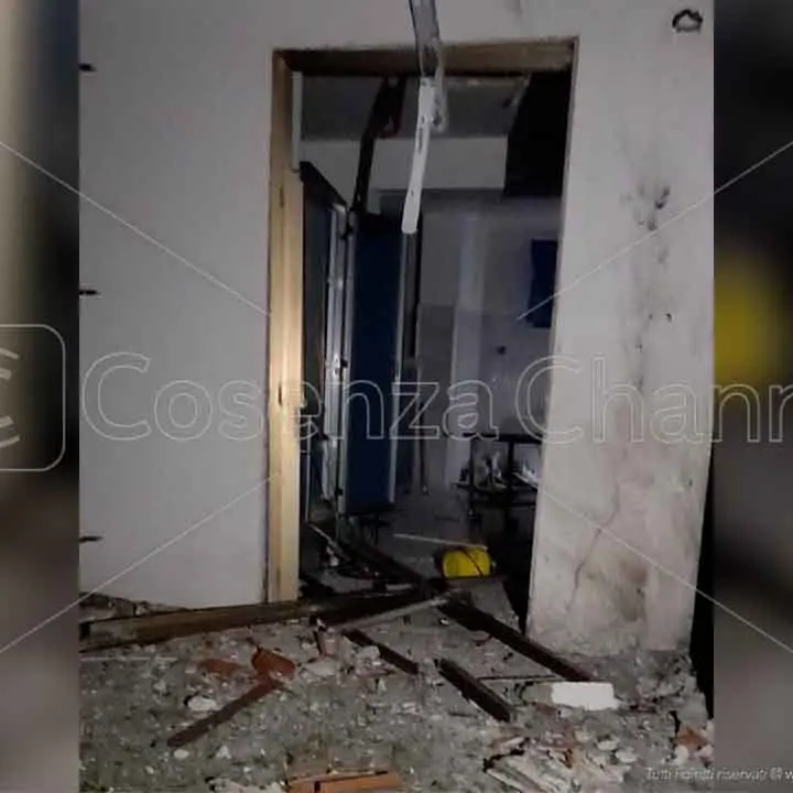Bomba all'ex clinica Tricarico, a Belvedere arriva il prefetto di Cosenza