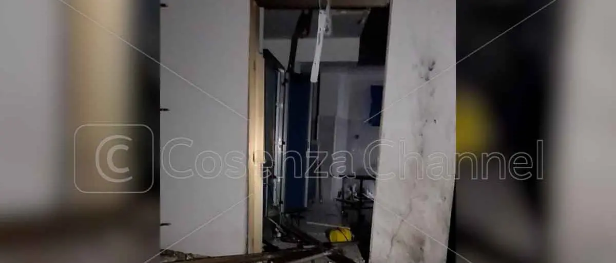 Bomba all'ex clinica Tricarico, a Belvedere arriva il prefetto di Cosenza