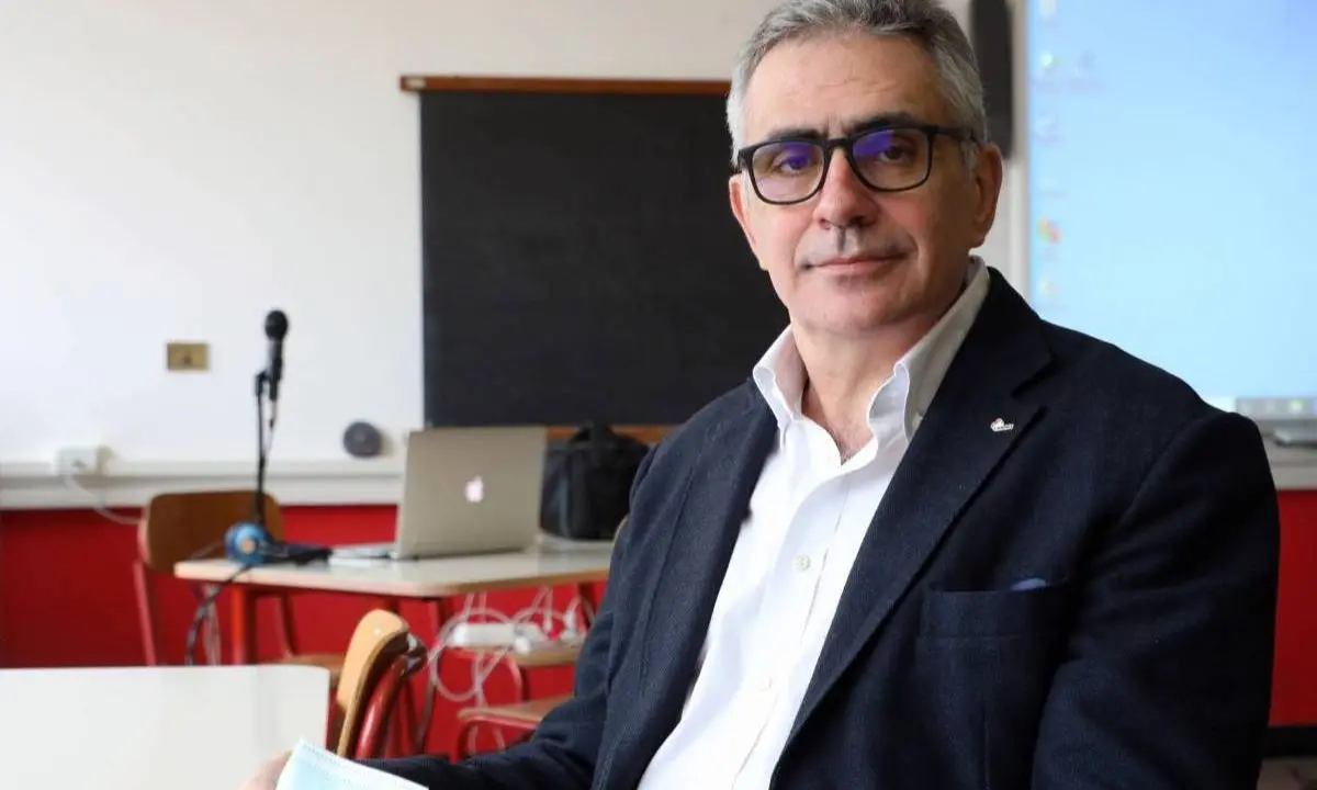 Covid, Pregliasco: «Picco non raggiunto, rischio alto anche a Natale»