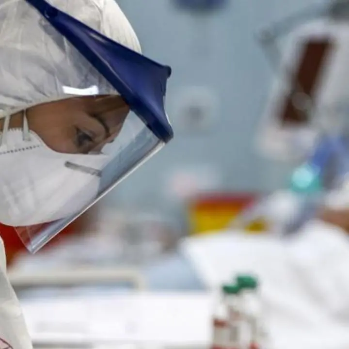 I medici italiani lasciano la sanità pubblica: via in settemila nel 2024