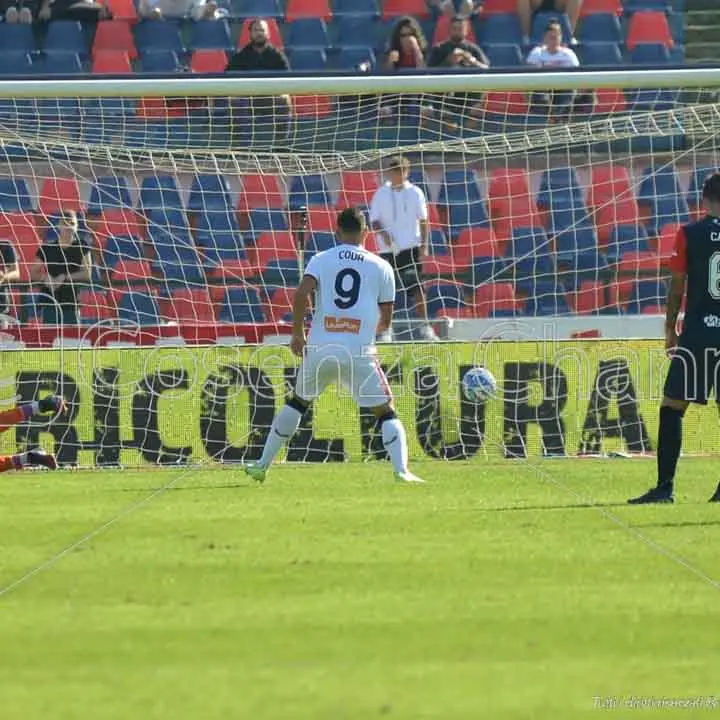 Tonfo del Cosenza al \"Marulla\": il Genoa vince con un uomo in meno