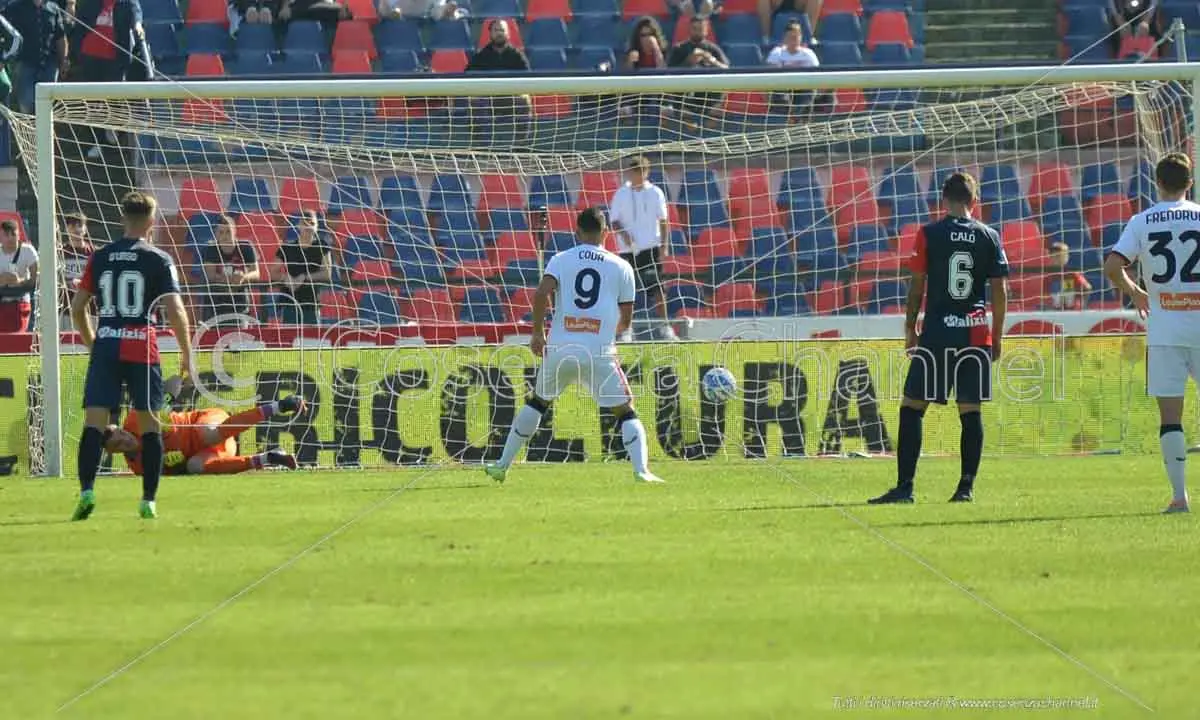 Tonfo del Cosenza al \"Marulla\": il Genoa vince con un uomo in meno