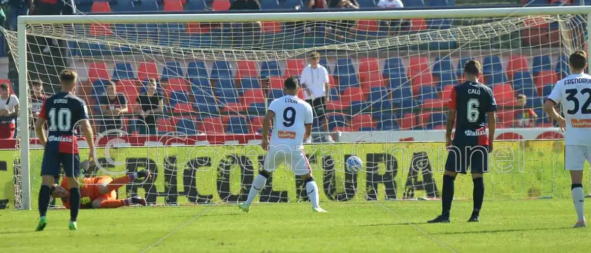 Tonfo del Cosenza al \"Marulla\": il Genoa vince con un uomo in meno