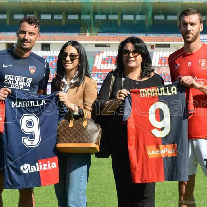 Cosenza-Genoa, prima dell'inizio del match il ricordo di Gigi Marulla