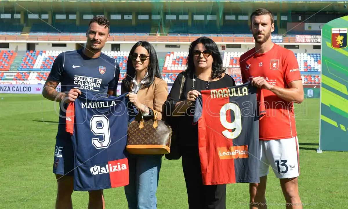 Cosenza-Genoa, prima dell'inizio del match il ricordo di Gigi Marulla