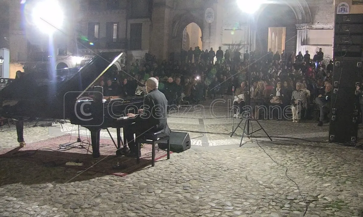 Danilo Rea incanta Cosenza (e resta incantato): «Questo centro storico mi fa sentire ispirato» | VIDEO