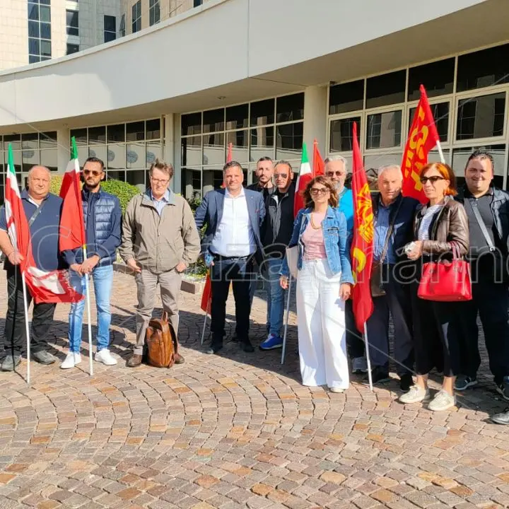 Bisignano, i lavoratori del depuratore protestano a Catanzaro. «No al licenziamento»