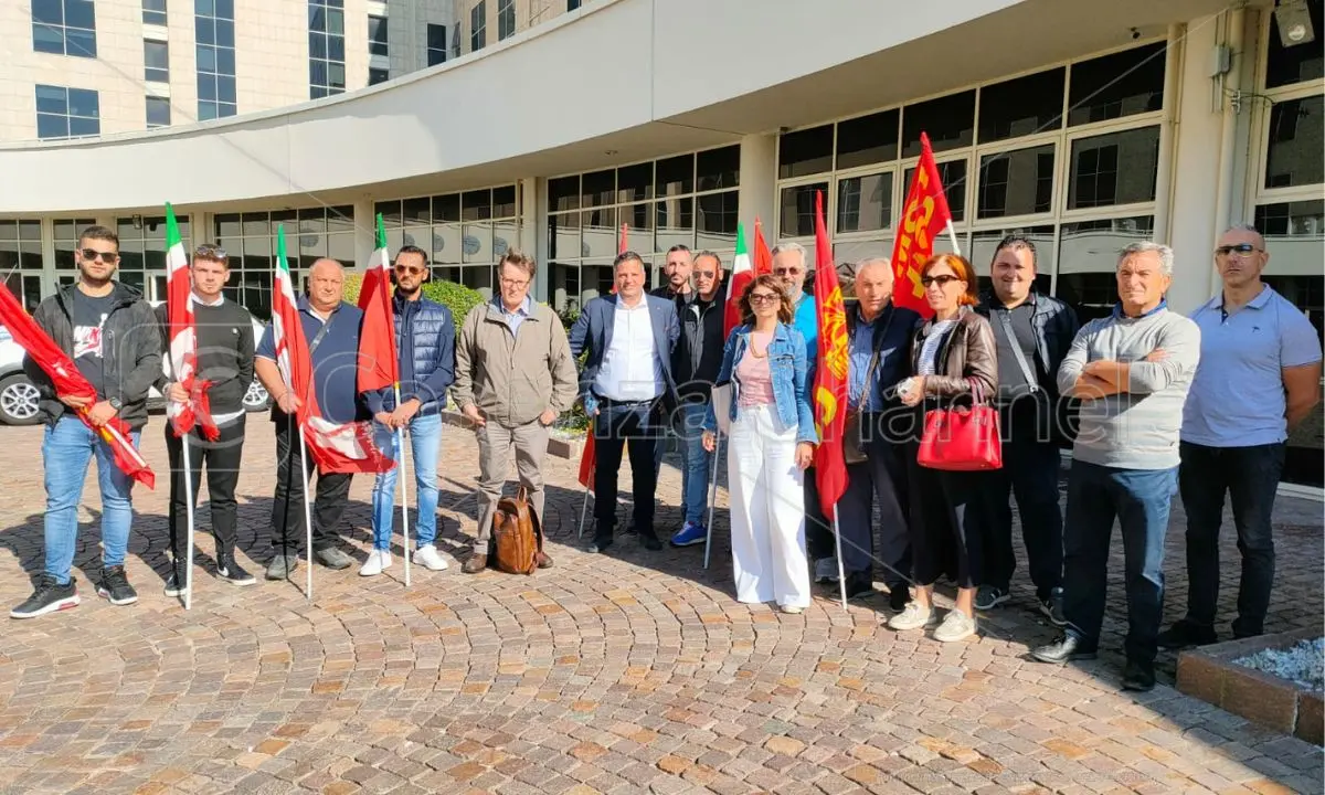 Bisignano, i lavoratori del depuratore protestano a Catanzaro. «No al licenziamento»