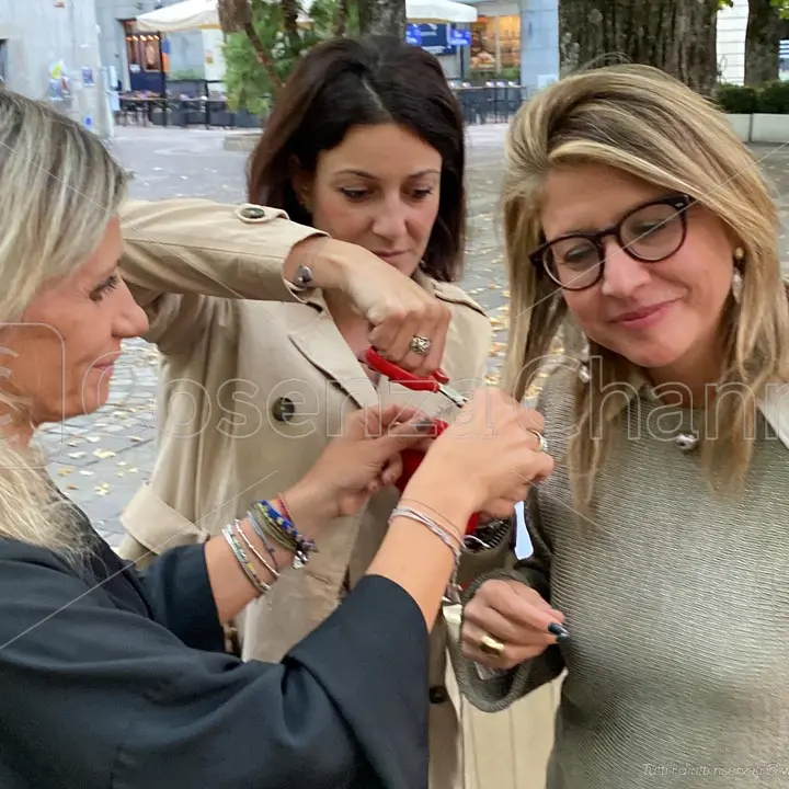Cosenza, taglio di ciocche per sostenere la lotta delle donne iraniane | FOTO