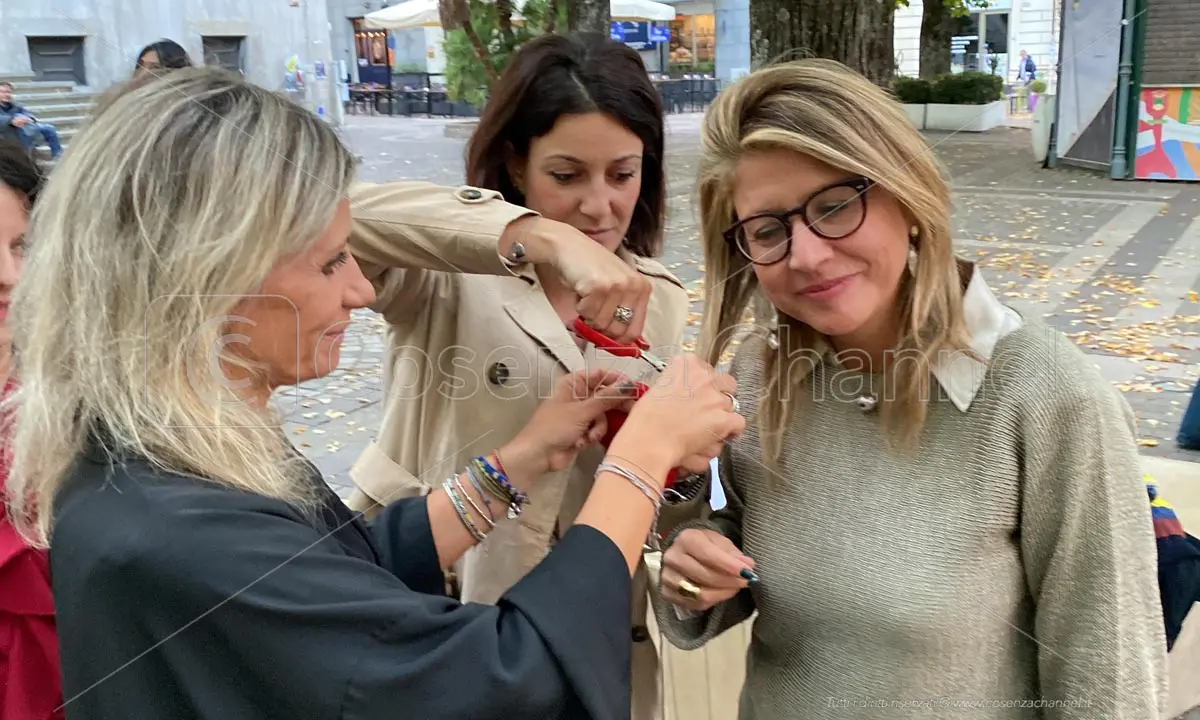 Cosenza, taglio di ciocche per sostenere la lotta delle donne iraniane | FOTO
