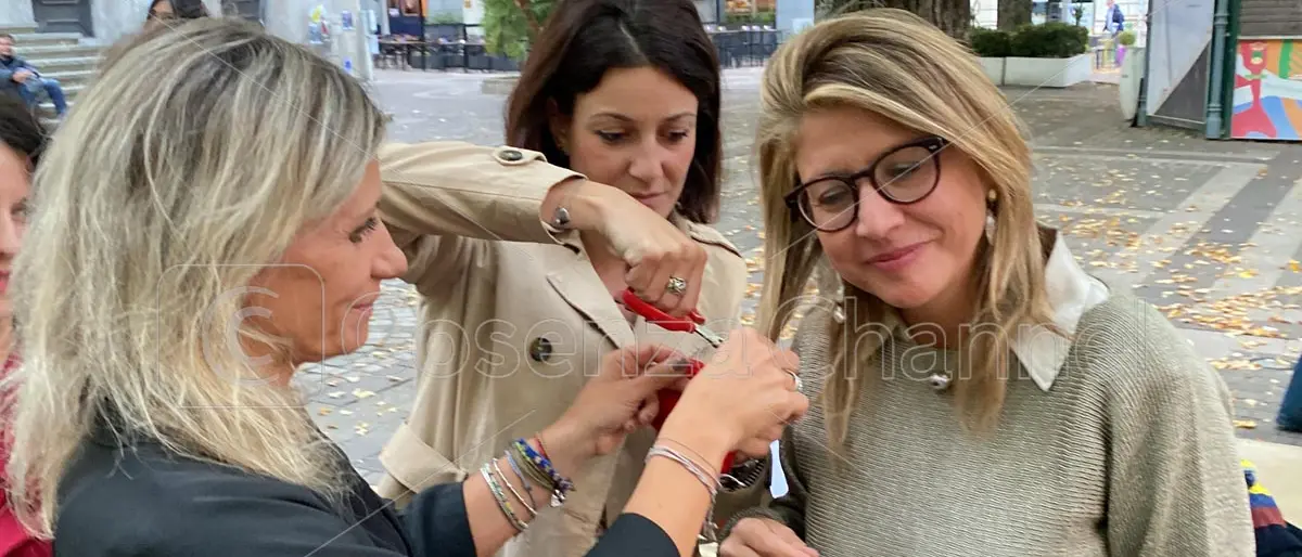 Cosenza, taglio di ciocche per sostenere la lotta delle donne iraniane | FOTO