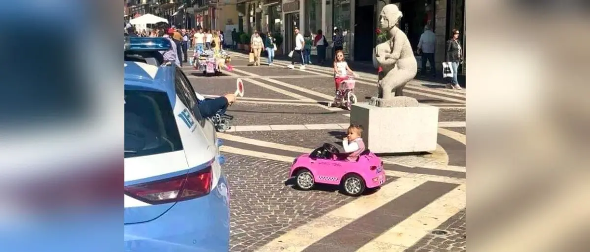 \"Alt bambina\", premiato poliziotto della foto iconica: ha salvato 13 minori da un incendio