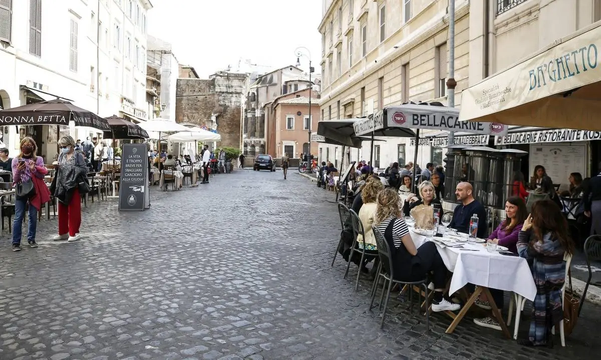 Covid, in Italia cala l'incidenza, resta invece stabile l'Rt
