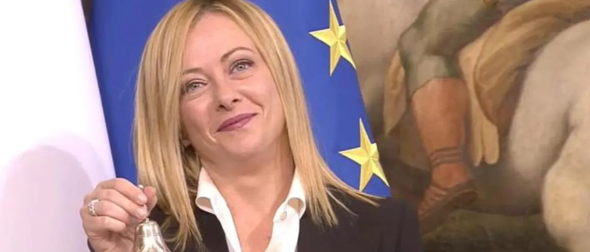 Draghi consegna la campanella a Giorgia Meloni: parte il nuovo governo