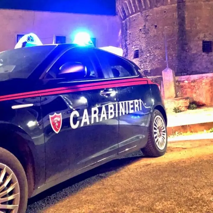 Spintona e colpisce con un casco i carabinieri durante un controllo, arrestato un 25enne