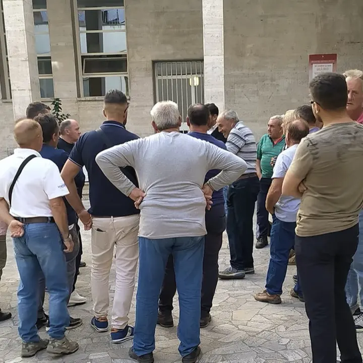 Cosenza, protesta dei contadini del mercato di via Asmara a Palazzo dei Bruzi: «Ci avete tolto dignità»