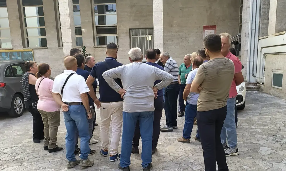 Cosenza, protesta dei contadini del mercato di via Asmara a Palazzo dei Bruzi: «Ci avete tolto dignità»