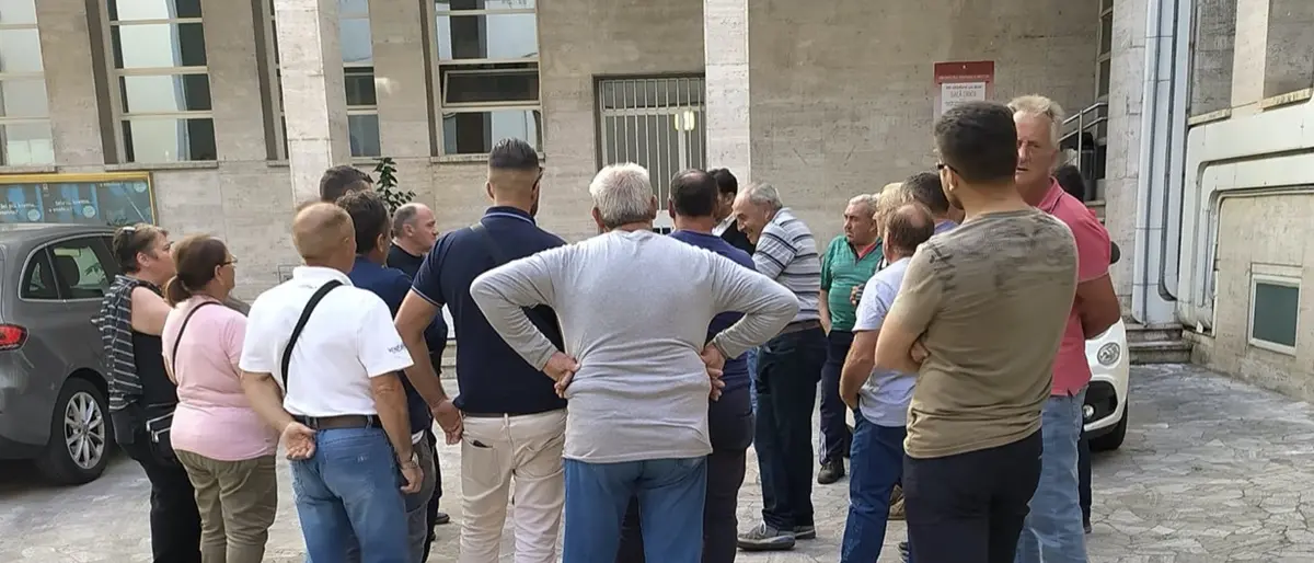 Cosenza, protesta dei contadini del mercato di via Asmara a Palazzo dei Bruzi: «Ci avete tolto dignità»