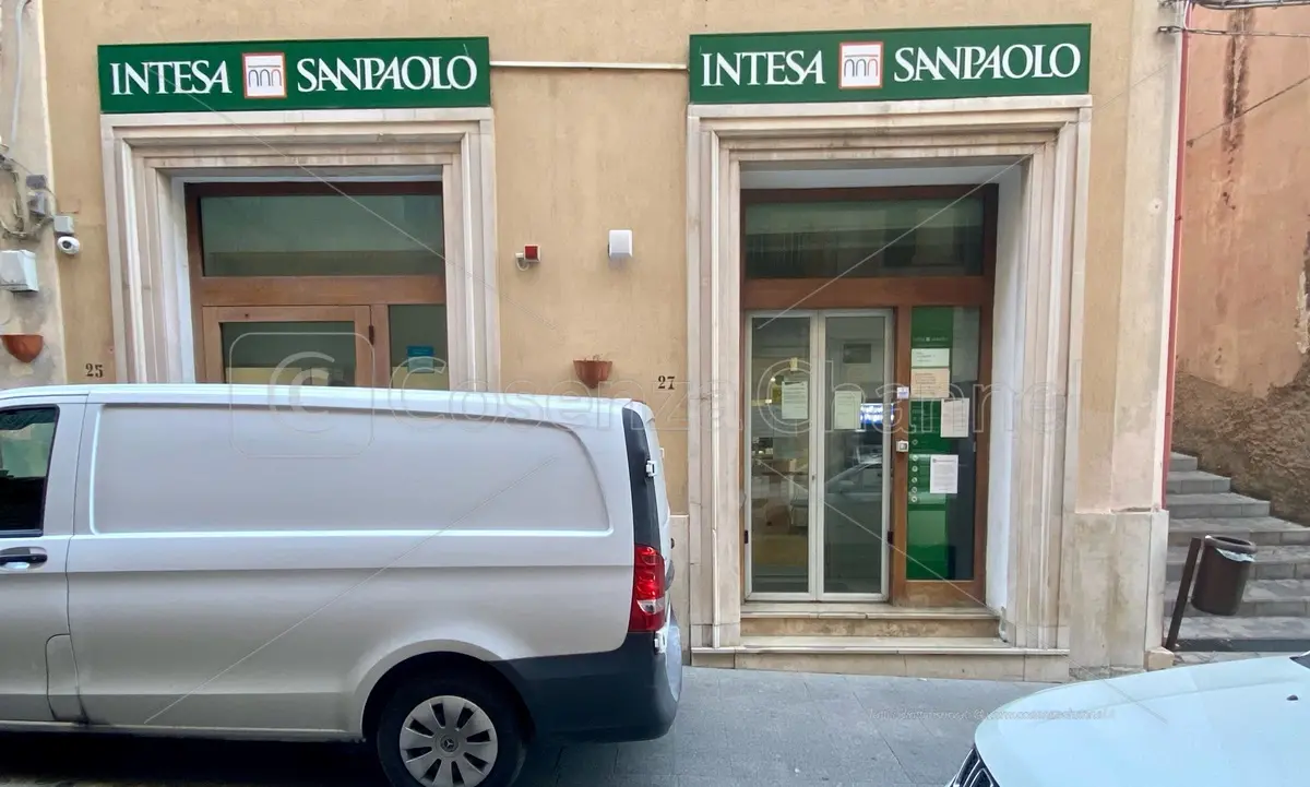 Rapina in banca a Cetraro: in due a volto coperto fanno irruzione armati di coltelli