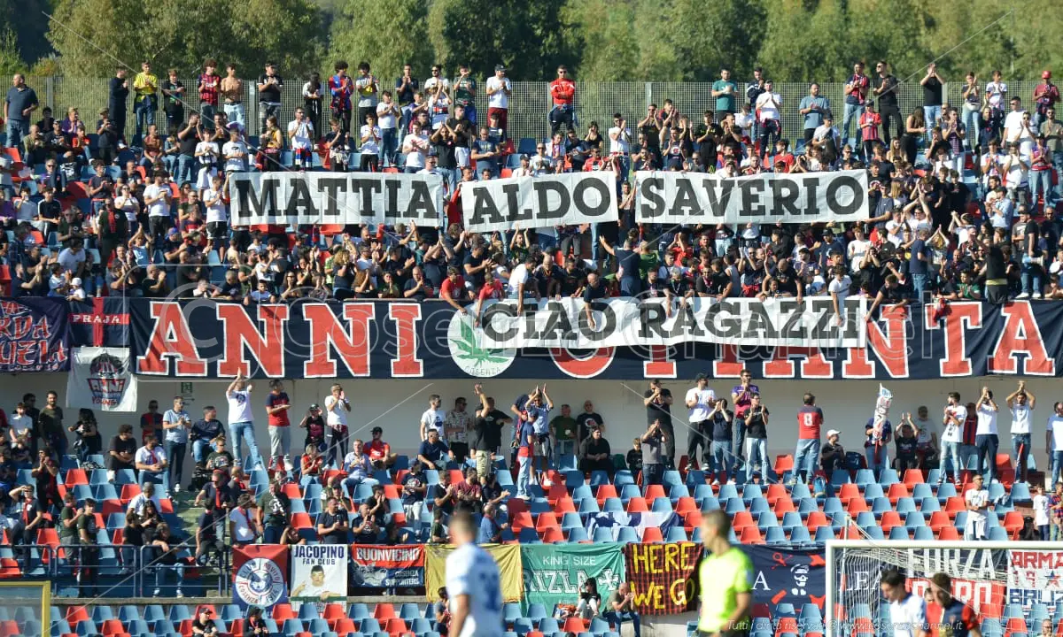 Cosenza, il Marulla applaude lo striscione per Mattia, Aldo e Saverio