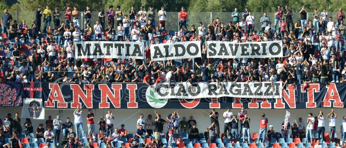 Cosenza, il Marulla applaude lo striscione per Mattia, Aldo e Saverio
