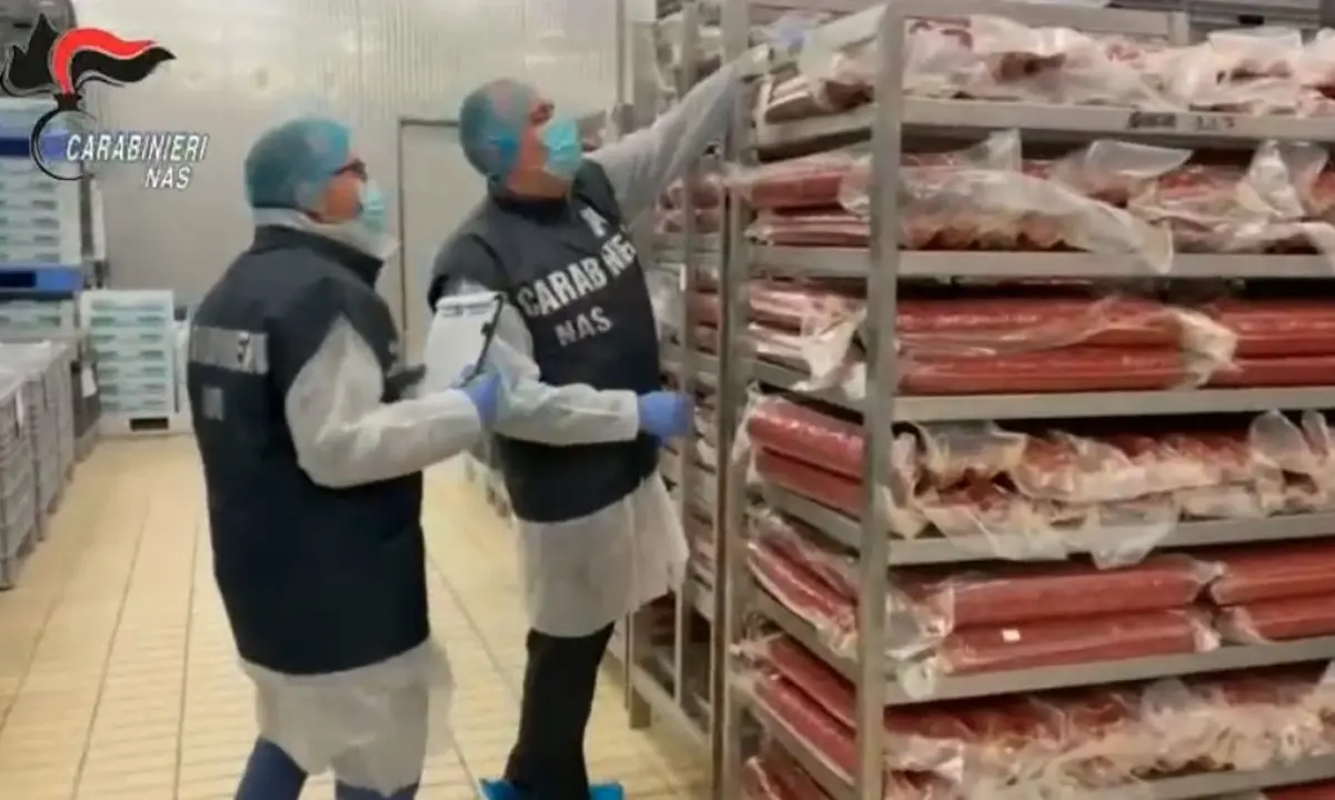 Listeria, controlli a tappeto dei carabinieri: sequestrate 14 tonnellate di alimenti irregolari