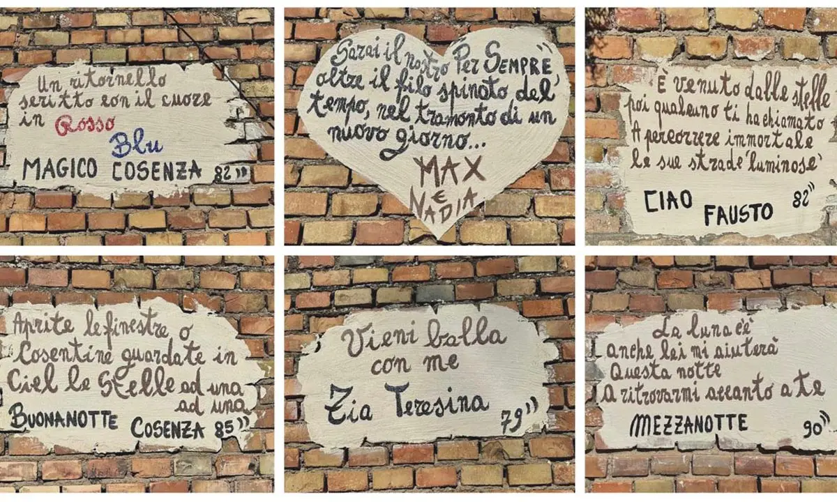 I versi e le note Mario Gualtieri su un muro centenario di fianco casa sua