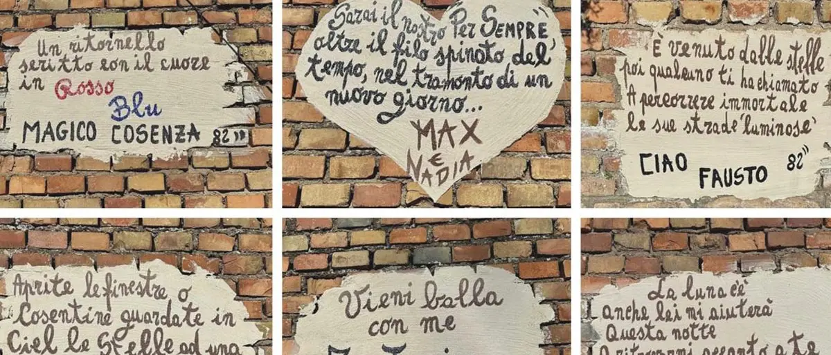 I versi e le note Mario Gualtieri su un muro centenario di fianco casa sua