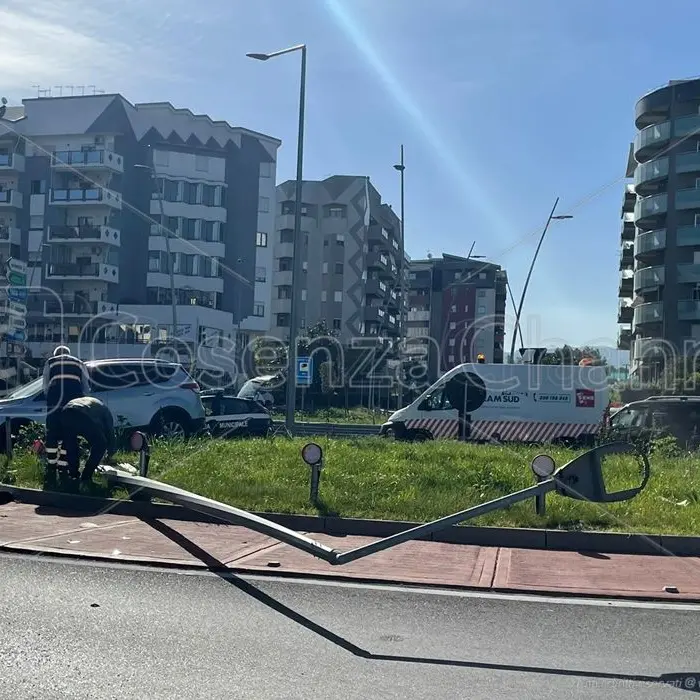 Rende, incidente tra due auto all'altezza del senso rotatorio di Commenda