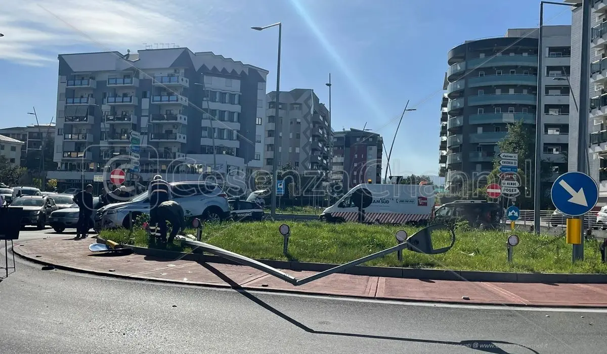 Rende, incidente tra due auto all'altezza del senso rotatorio di Commenda