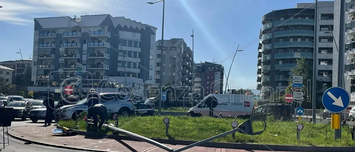 Rende, incidente tra due auto all'altezza del senso rotatorio di Commenda