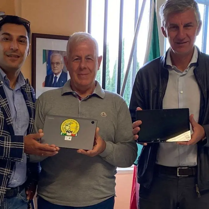 Tablet ai rifugiati ucraini da parte di Federcaccia: l'iniziativa approda anche in provincia di Cosenza