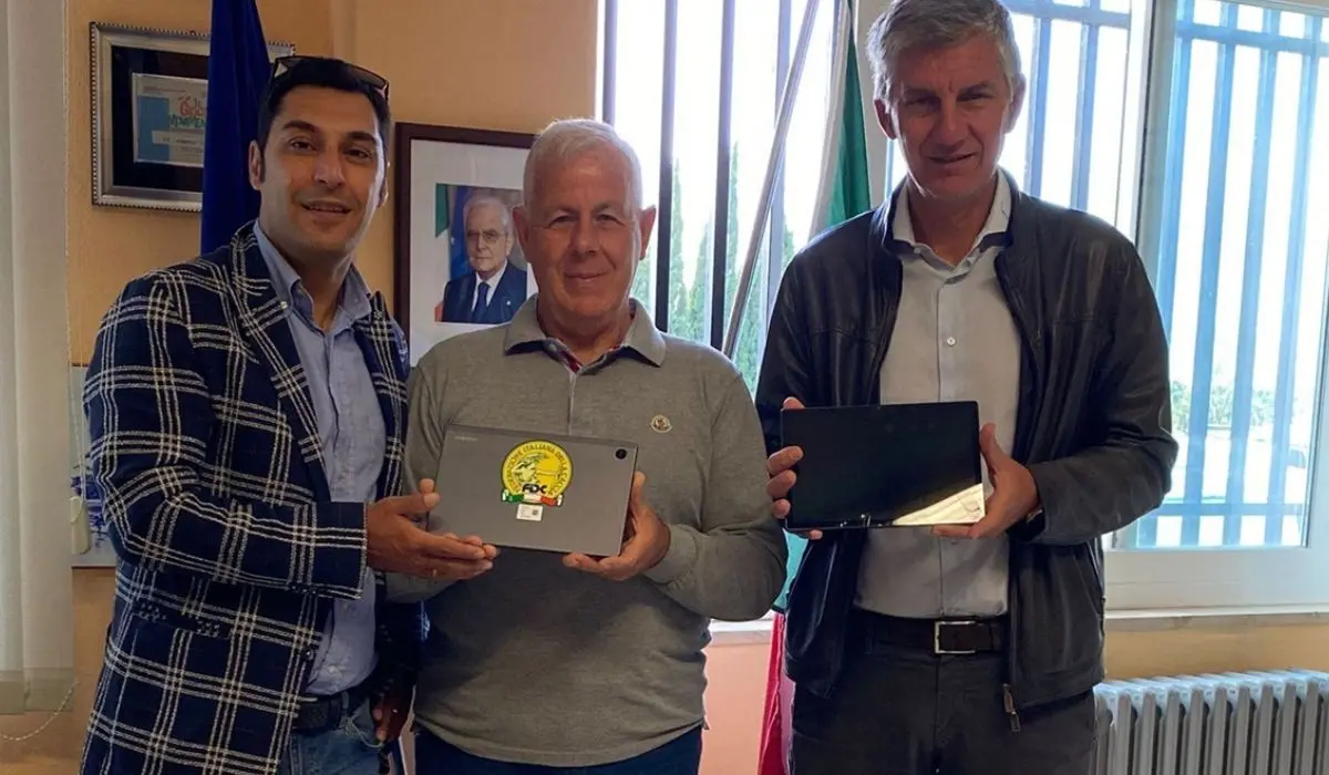 Tablet ai rifugiati ucraini da parte di Federcaccia: l'iniziativa approda anche in provincia di Cosenza