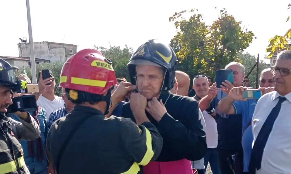 Trebisacce, i lavoratori cedono. Il vescovo li convince a scendere dal tetto