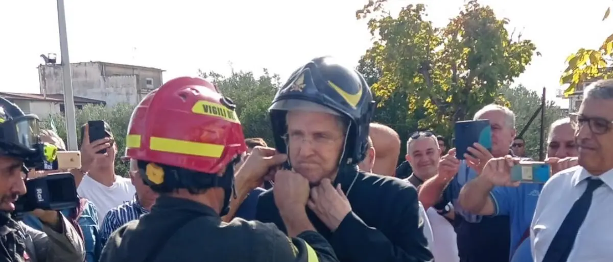 Trebisacce, i lavoratori cedono. Il vescovo li convince a scendere dal tetto