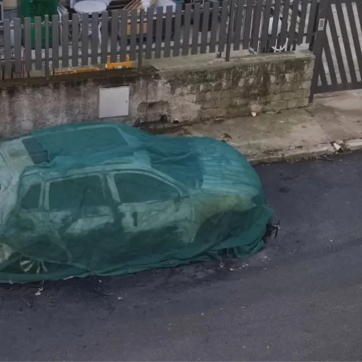 Intimidazione a Cassano Ionio, in fiamme l'auto dell'assessore Sposato