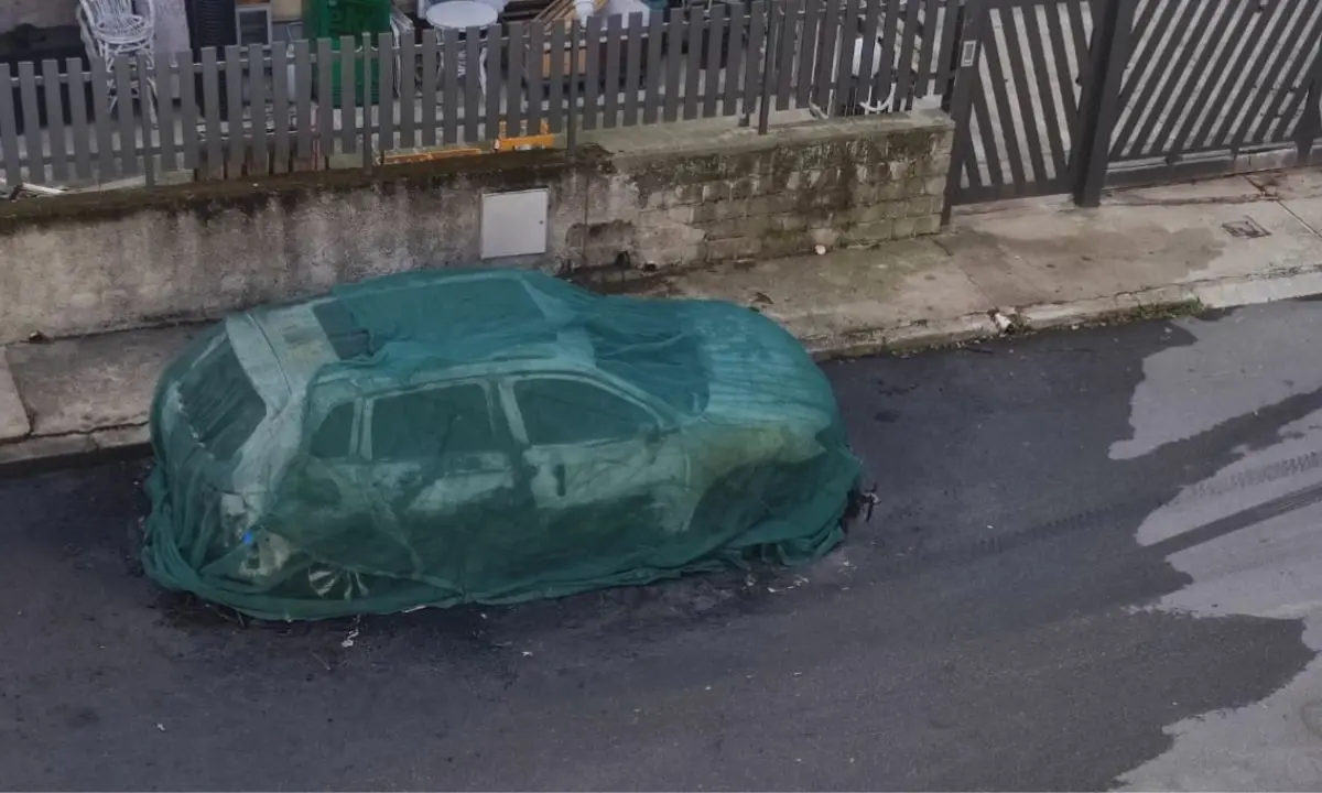Intimidazione a Cassano Ionio, in fiamme l'auto dell'assessore Sposato