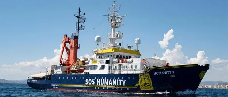 Migranti e navi Ong, Piantedosi: «Scendono minori, donne incinte o malati»