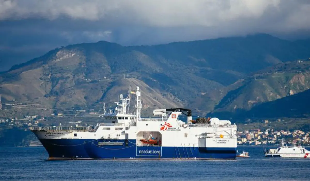 Migranti a Catania, in tre si gettano in mare dalla nave Msf