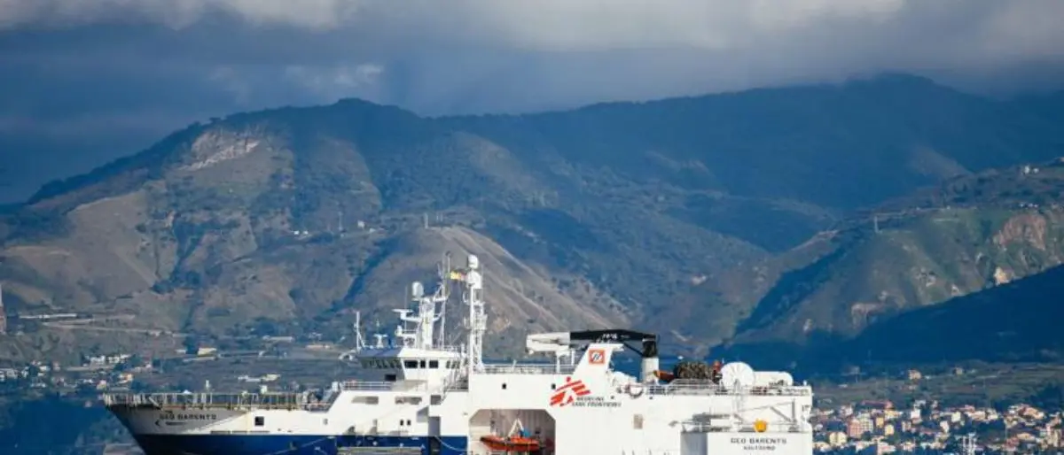 Migranti a Catania, in tre si gettano in mare dalla nave Msf