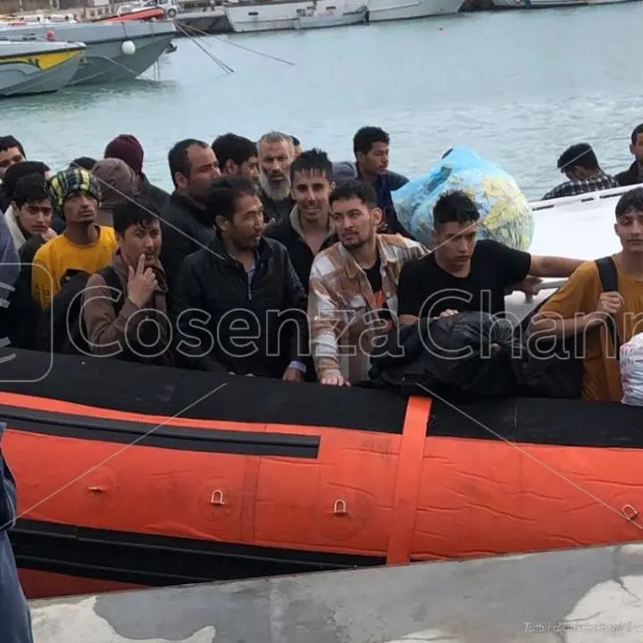 Roccella, 81 migranti giunti al Porto: è il settimo sbarco negli ultimi 8 giorni