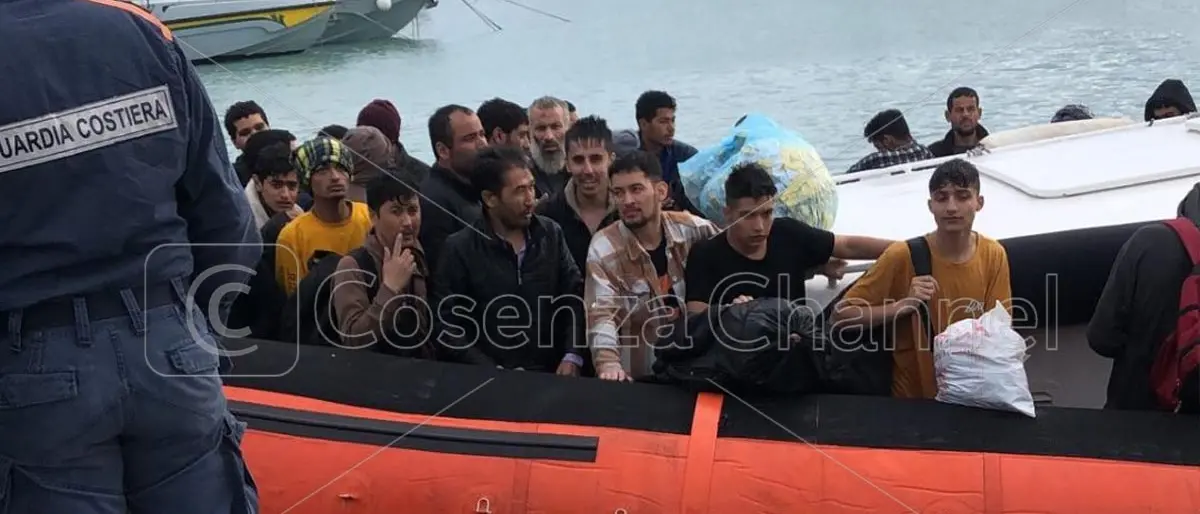 Roccella, 81 migranti giunti al Porto: è il settimo sbarco negli ultimi 8 giorni