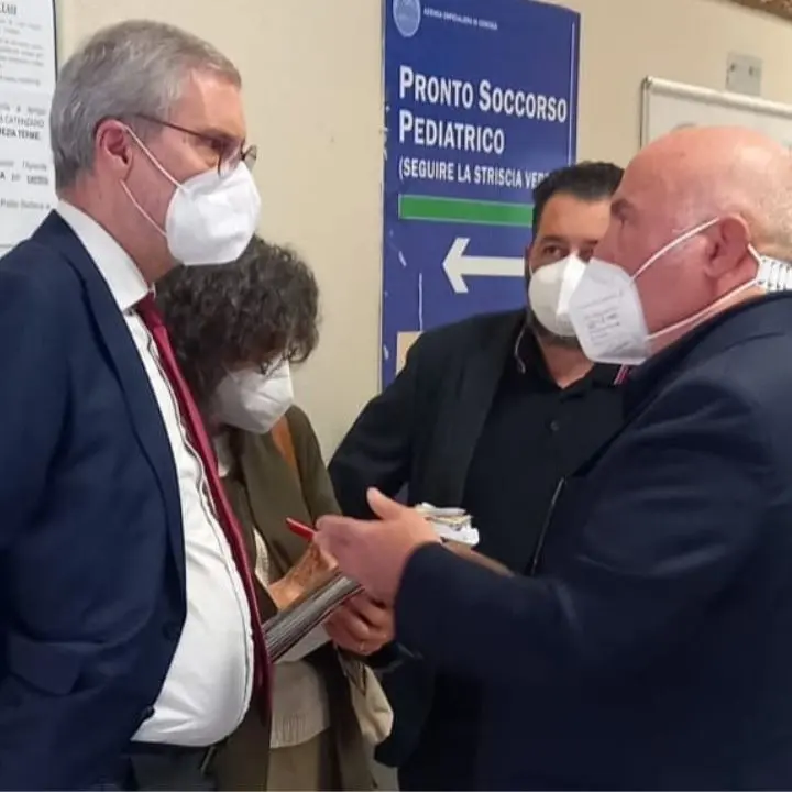 Laghi in visita al Pronto Soccorso e al Cup di Cosenza: «Assumere subito e a tempo indeterminato»
