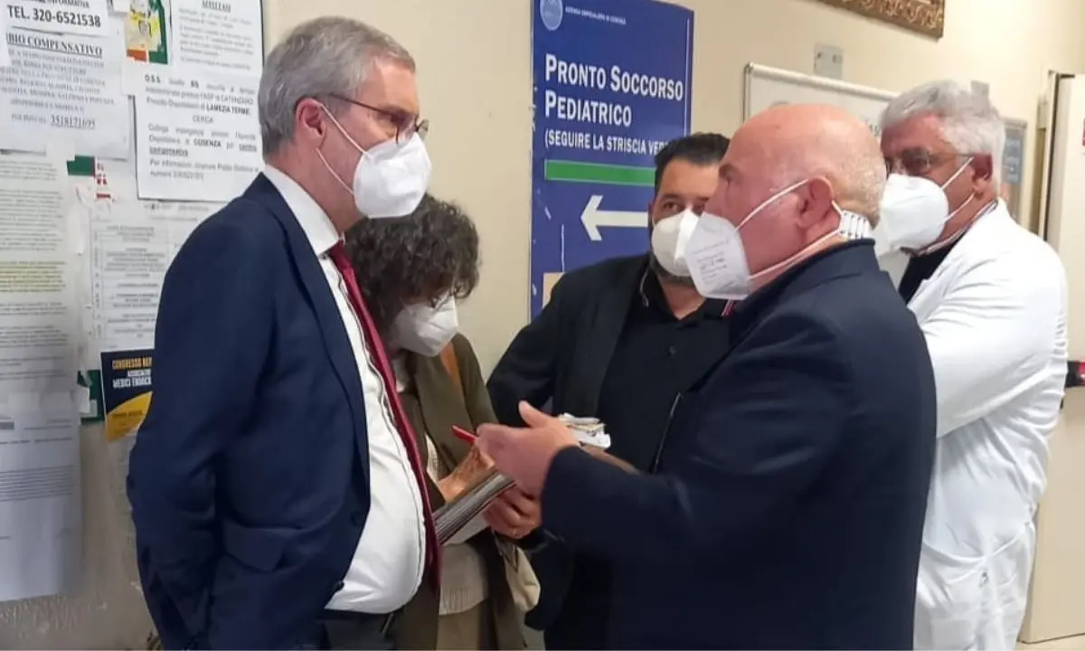 Laghi in visita al Pronto Soccorso e al Cup di Cosenza: «Assumere subito e a tempo indeterminato»